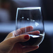 Hawaii State Outline Stemless Wine Glass - State Themed Drinking Decor and Gifts for Hawaiian Women & Men - Large 17 Oz Glasses